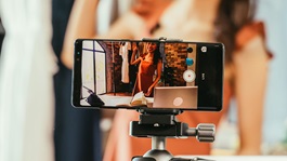 Consumer-market-live-selling-social media-seller-AdobeStock_444710603
