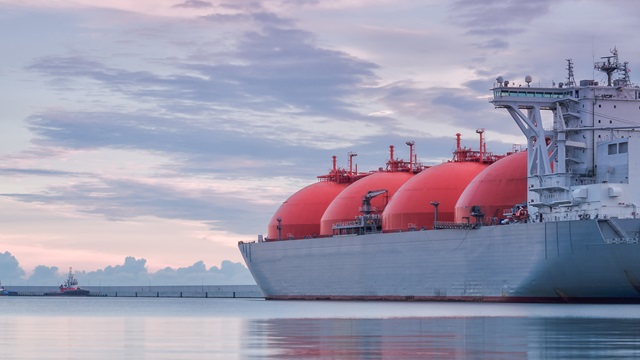 Energy-LNG-Tanks-oil-and-gas-AdobeStock_192290638