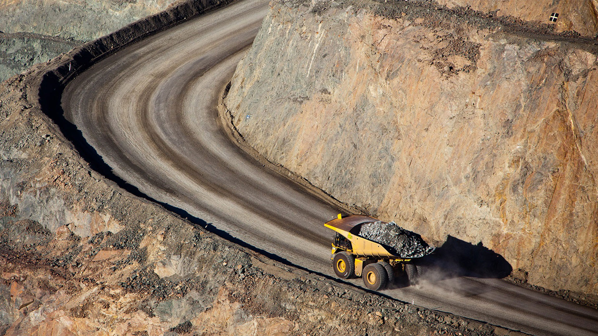 Mining site and truck