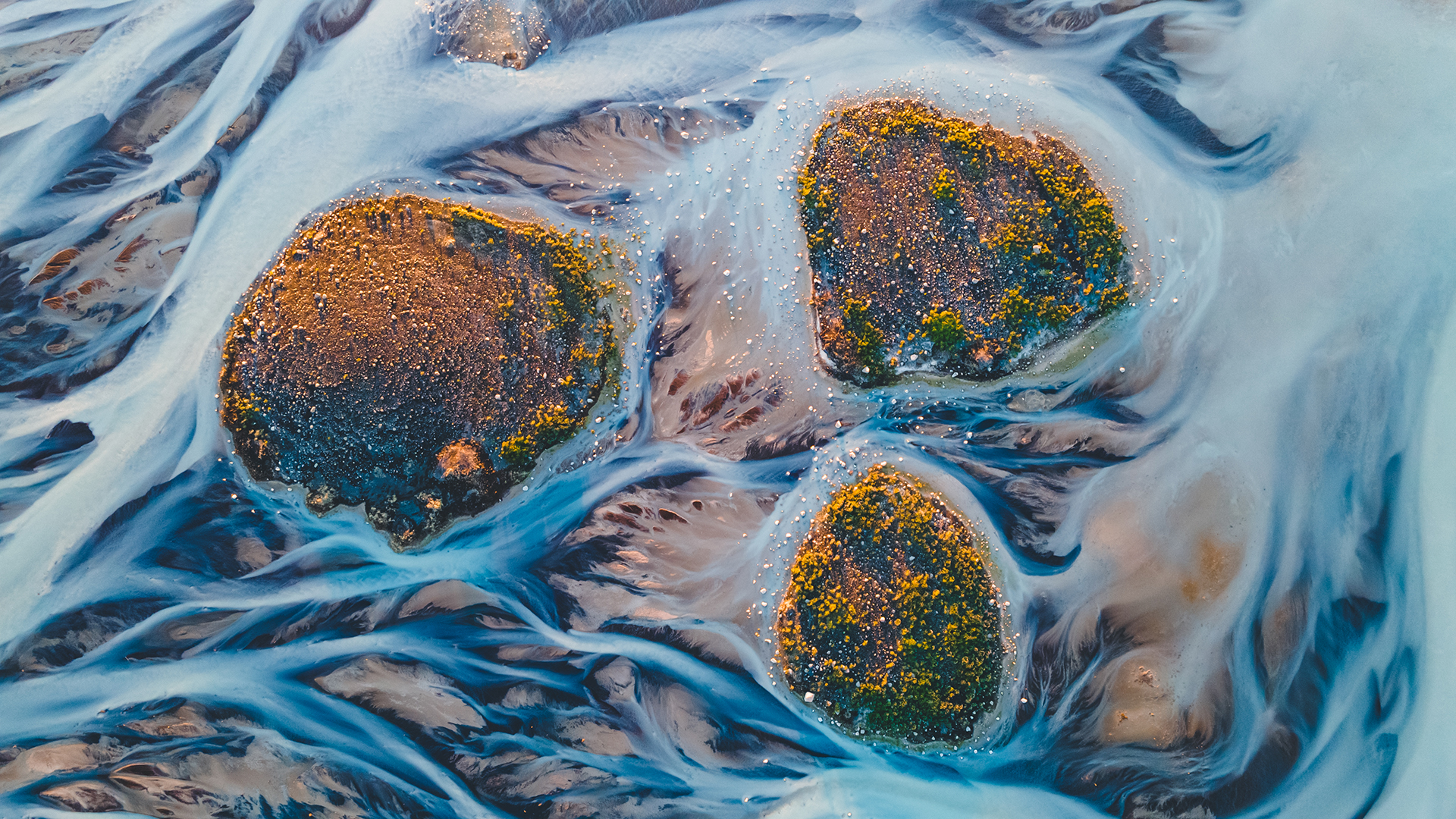 River streams around islands