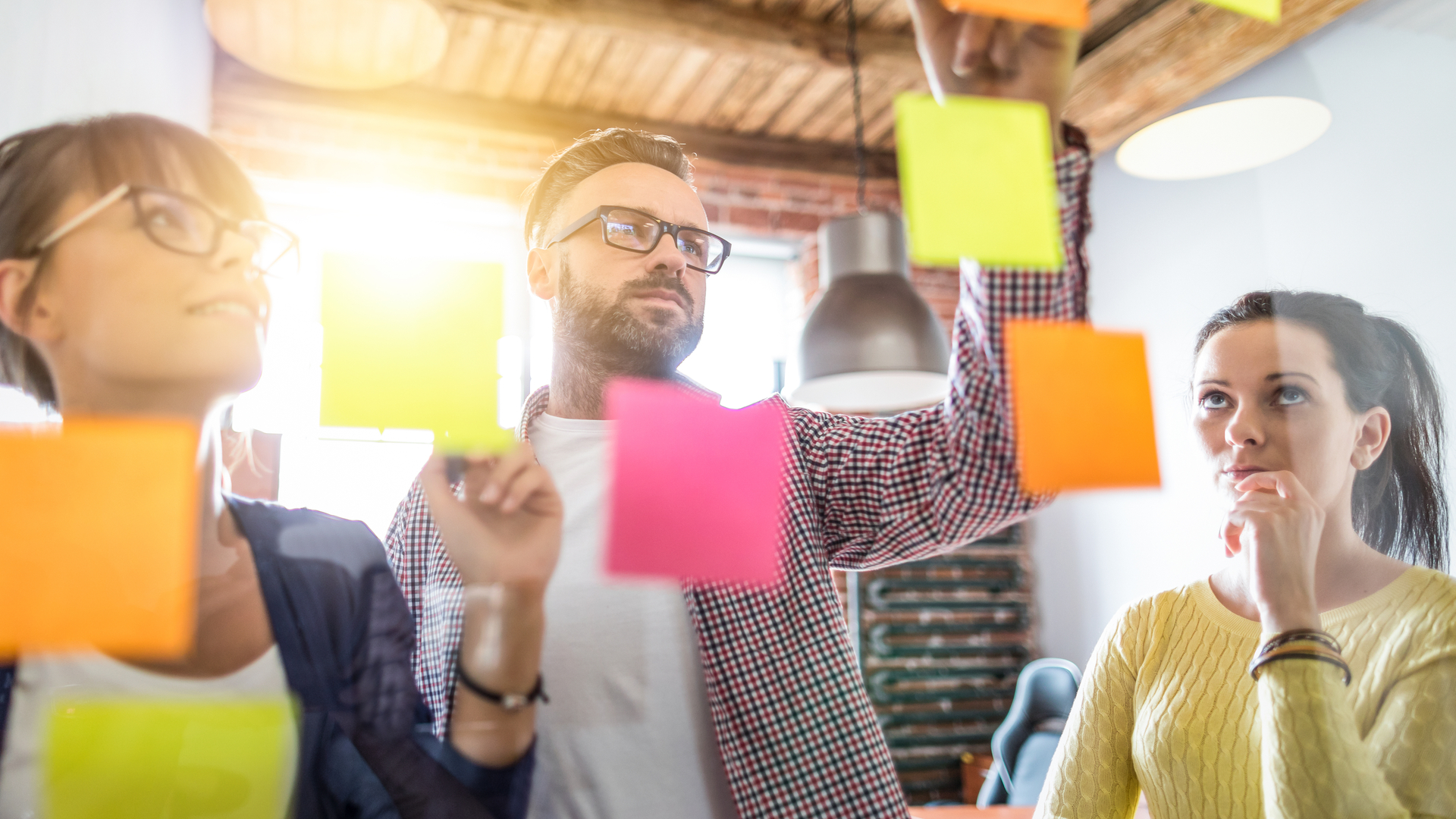 post it notes in meeting room
