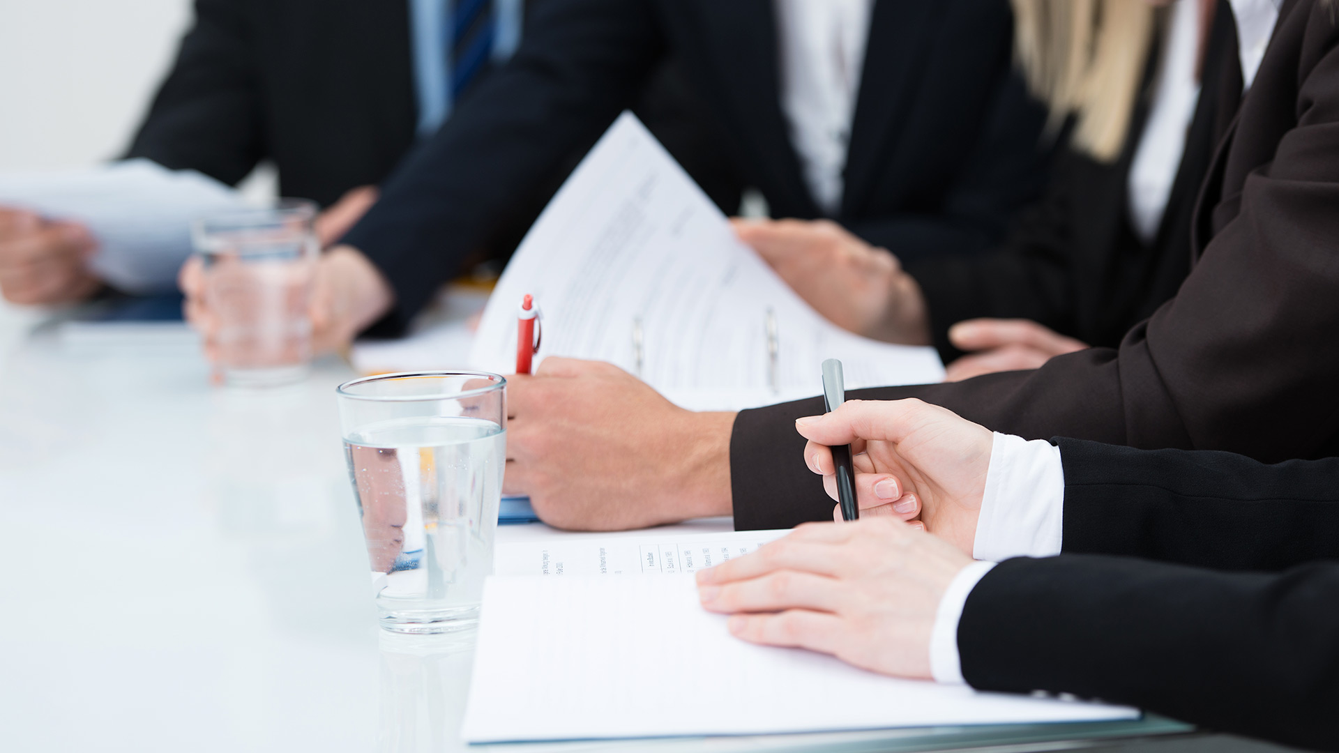 Une personne signe un document