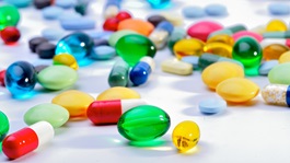Pilules de différentes couleurs sur un comptoir