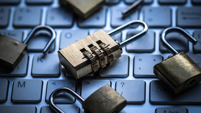 Clavier sur lequel sont placée trois cadenas